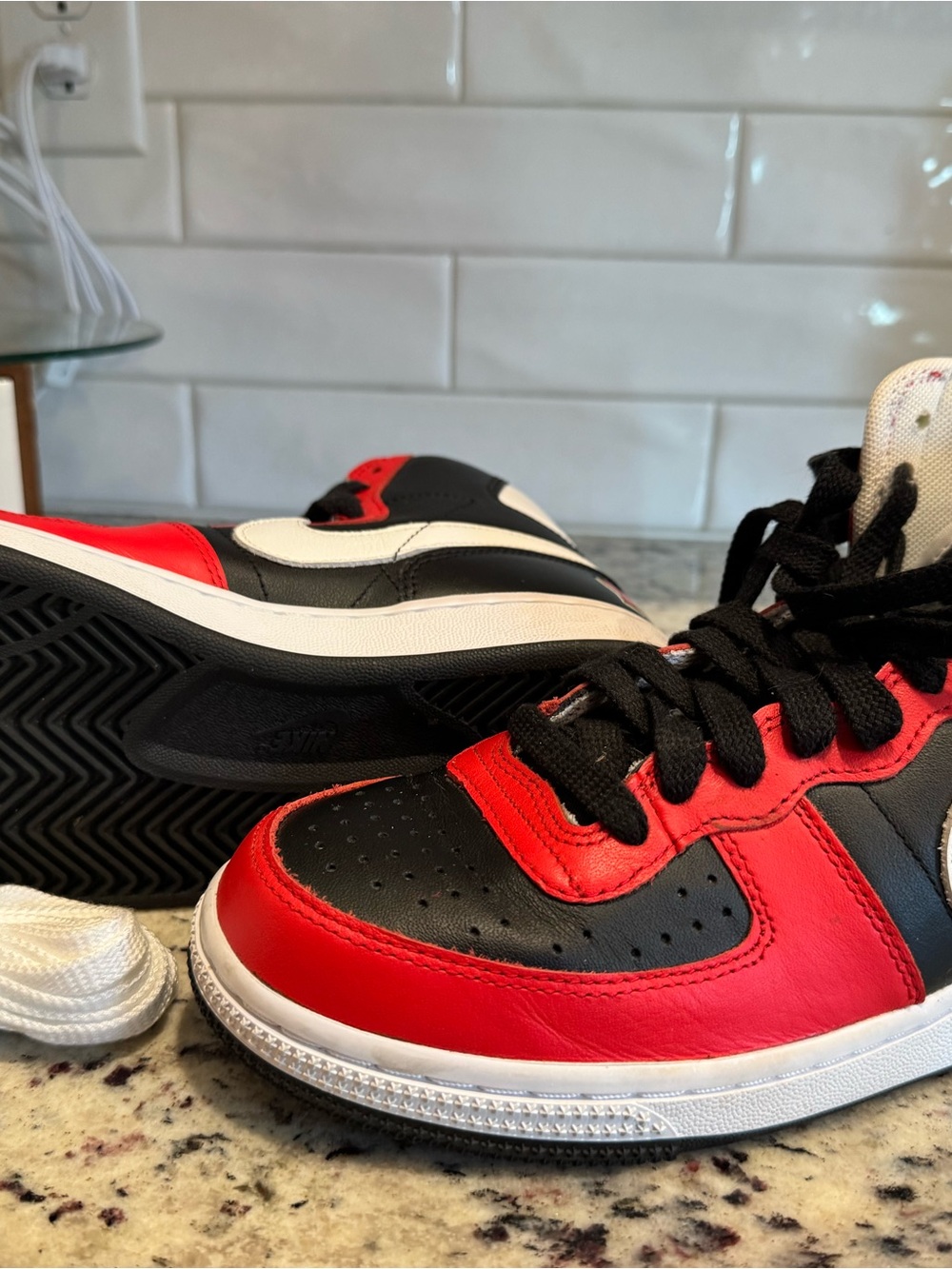 Nike Kids Black and Red Low-Top Sneakers